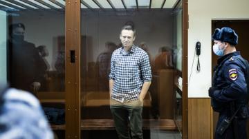  Alexei Nawalny in einer Glaskabine an einer Gerichtsverhandlung 2021