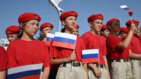 Mitglieder des ­Junarmija-Kindermilitärs am 22. August, dem Tag der Staatsflagge der Russischen Föderation