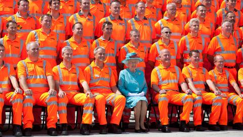 Queen Elizabeth 2014 mit Bauarbeitern bei der Wieder­eröffnung des renovierten Bahnhofs Reading westlich von London