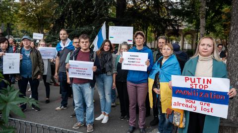 Russinnen und Russen bei einer Kundgebung in Zürich am 23. September