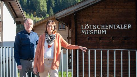 Thomas Antonietti und Rita Kalbermatten vor dem Lötschentaler Museum