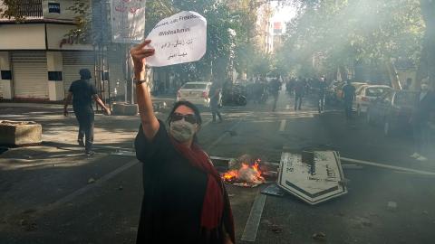 Demonstration im Tränengasnebel am 1. Oktober in Teheran. Auf dem heruntergerissenen Verkehrsschild steht «Islamische-Republik-Strasse».
