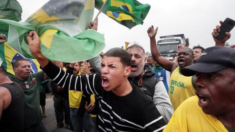 Bolsonaro-Anhänger blockieren eine Strasse in Rio de Janeiro