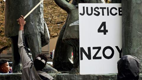 Antirassistische Demonstration am 3. September 2022 in Zürich: Auf einem Schild steht «Justice 4 NZOY»