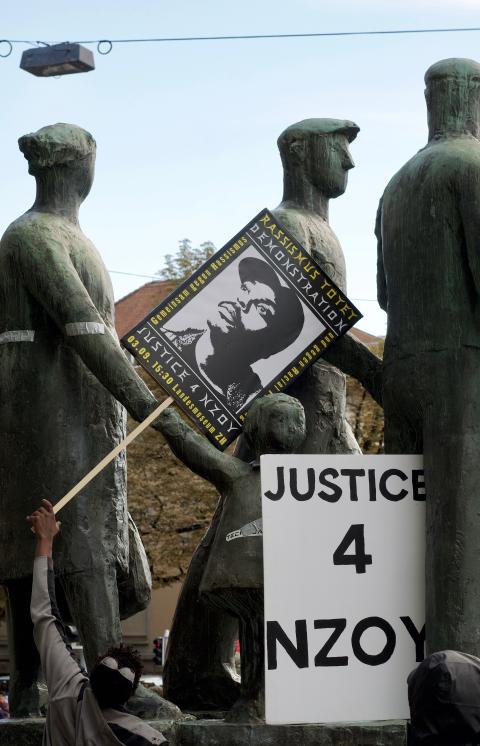 Antirassistische Demonstration am 3. September 2022 in Zürich: Auf einem Schild steht «Justice 4 NZOY»