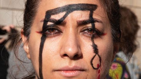 eine Aktivistin protestiert in Barcelona gegen die Gewalt des Mullah-Regimes