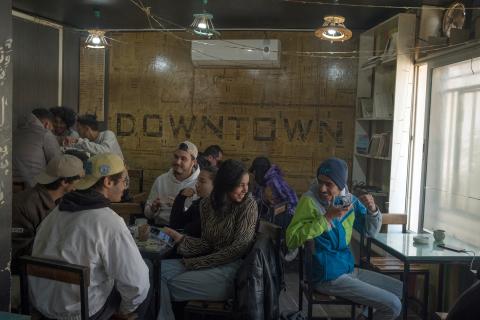Szene mit tunesischen Jugendlichen in einem Café. 