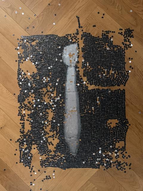 eine auf Aluminium auf­gezogene Fotografie einer Streubombe als Mosaik