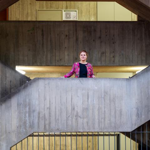 Nadine Bühlmann blickt von der mehrstöckigen Treppe des Schulhauses
