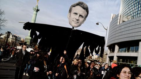 Demonstration gegen die Rentenreform am 16. Februar in Paris: eine Vogelscheuche mit dem Konterfei von Emmanuel Macron