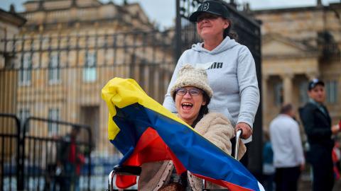 zwei Frauen demonstrieren Mitte Februar in Bogotá für Gustavo Petros Neuordnung des Gesundheitssystems