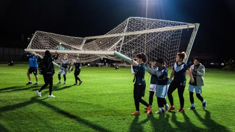 mehrere ehemalige afghanische Fussball-Nationalspielerinnen trainieren gemeinsam in Melbourne