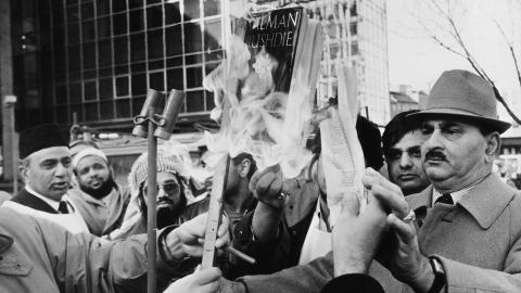 Muslime verbrennen Ende achtziger Jahre in Bradford (UK) Salman Rushdies «Satanische Verse»