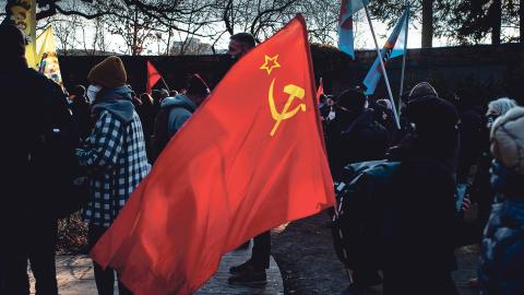 Fahne der ehemaligen Sowjetunion an einer Gedenkdemonstration in Berlin