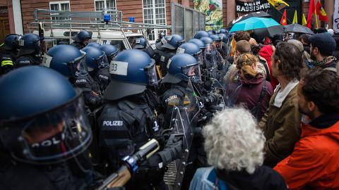 von der Polizei blockierter Umzug am 1. Mai in Basel