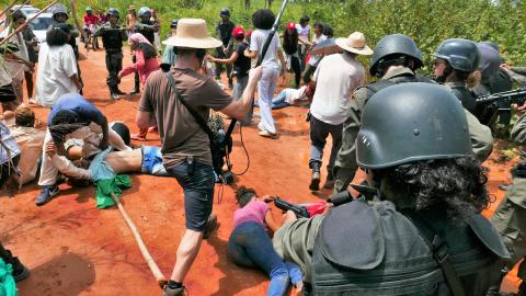das nachgestellte Massaker in «Antigone im Amazonas» von 17. April 1996 als die Militärpolizei protestierende Kleinbauern ermordete