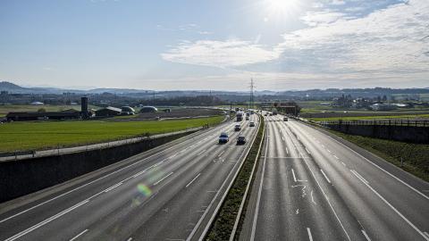 Blick auf die mehrspurige Autobahn im Grauholz bei Bern
