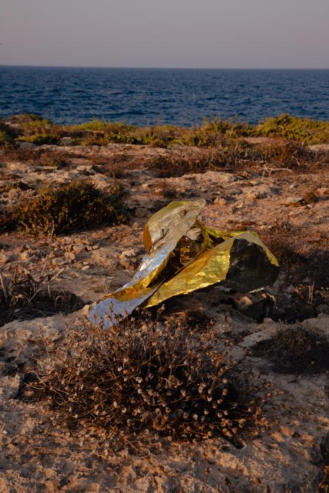 zurückgelassene Wärmefolie an der Küste von Lampedusa
