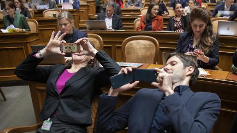  die Grünen Sophie Michaud Gigon und Kilian Baumann machen ein Selfie im Nationalratssaal