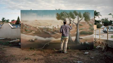 der Künstler Eliasaf Myara bemalt 2015 in einem israelischen Dorf einen Bunker