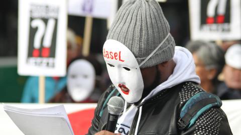 ein Sans-Papiers mit Maske am «Tag der Regularisierung» in Basel