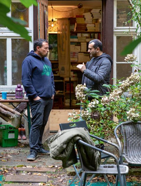 Fadi Abdelnur mit einem Kunden vor der Buchhandlung Khan Aljanub