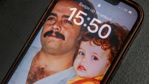 Foto auf dem Sperrbildschirm des Handy von Wafa Mustafa: es zeigt sie auf dem Arm ihres Vaters Ali