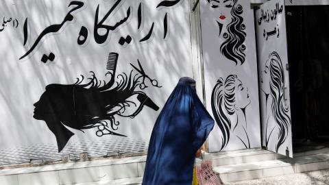 Frau in einer Burka vor einem Schönheitssalon