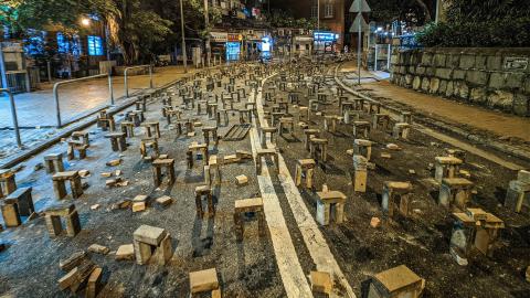 Skulpturen aus Pflastersteinen auf einer besetzten Strasse in Hongkong im Dezember 2014