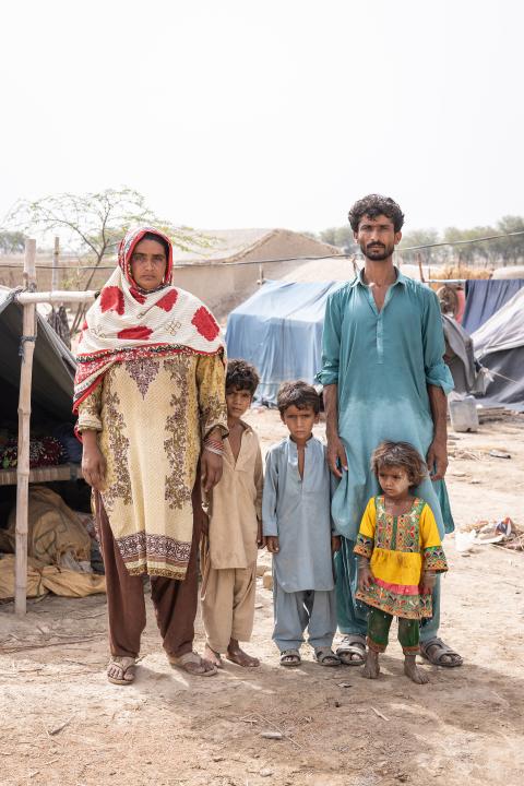 Die Familie von Zahid Hussein neben ihrem provisorischen Zelt, in dem sie seit der Flut lebt. 