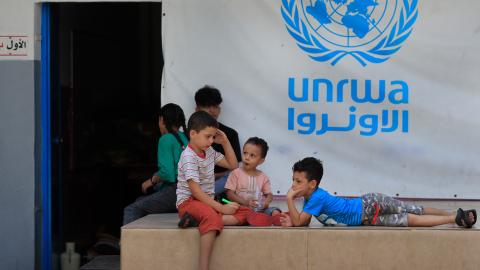 Kinder vor einem Zentrum des Uno-Hilfswerks für Palästinaflüchtlinge in der Hafenstadt Sidon.