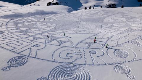 Protestbild des britischen Schneekünstlers Simon Beck auf der Hochebene Dreibündenstein oberhalb von Chur