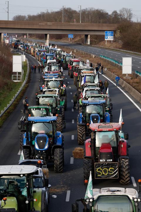 Traktoren auf der Autobahn nahe Paris am 29. Januar
