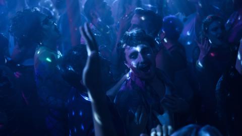Filmstill aus «All of Us Strangers»: tanzende Menschen in der Diskothek