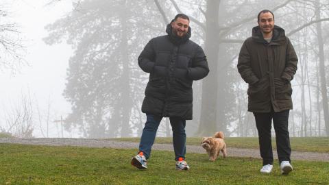 Yoldaş Gündoğdu mit Freund und Podcastpartner Serhat Koca und Hund Woody draussen unterwegs