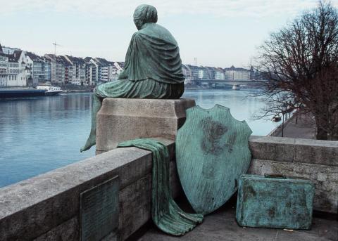 Helvetia-Skulptur an der Mittleren Rheinbrücke in Basel