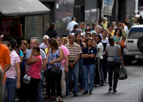Menschenschlange vor einem Supermarkt in Caracas