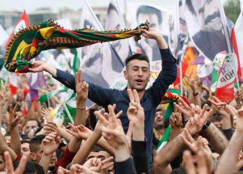 HDP-AnhängerInnen feiern in Istanbul das Wahlergebnis
