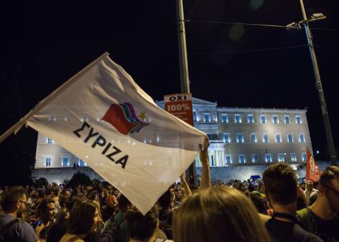Syriza-Flagge an einer Kundgebung auf dem Syntagmaplatz in Athen