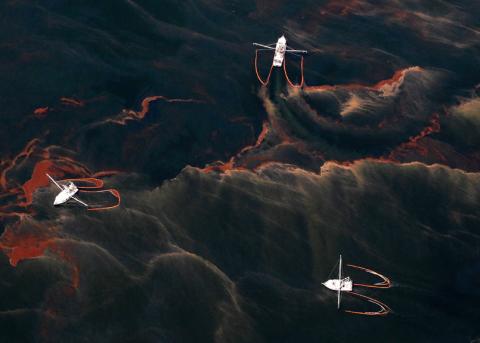 Krabbenfischerboote auf dem Ölteppich der Havarie der BP-Ölplattform Deepwater Horizon im Golf von Mexiko