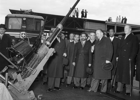 Waffenproduzent Emil G. Bührle beim Besuch des äthiopischen Regenten Haile Selassie in der Werkzeugmaschinenfabrik Oerlikon Bührle im November 1954.