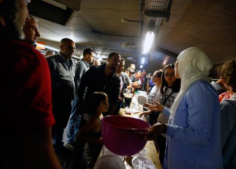 HelferInnen verteilen im Bahnhof Salzburg Lebensmittel an Flüchtlinge
