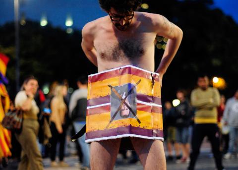 Katalanischer Demonstrant mit dem Konterfei des spanischen Königs Felipe in Barcelona