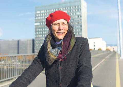 Heidi Mück auf der Basler Dreirosenbrücke