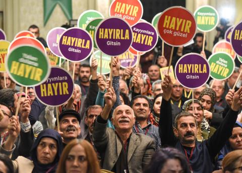 AnhängerInnen der prokurdischen Oppositionspartei HDP demonstrieren am 2. März in Istanbul für ein Nein (Hayir) zum Präsidialsystem