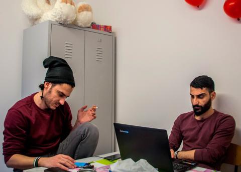 «Ziviljournalisten» Mohammad (links) und Aghiad al-Kheder in ihrem Wohnungsbüro irgendwo in Deutschland