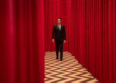 Szene aus Twin Peaks: Agent Cooper sucht einen Ausgang aus dem Red Room