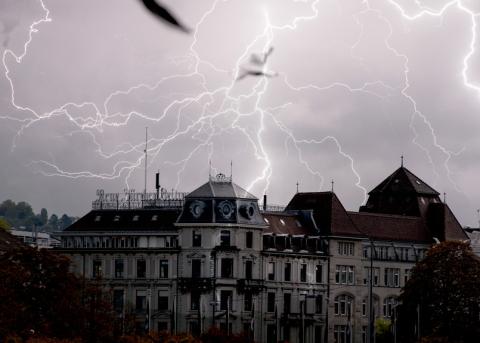 Fotomontage: Blitze über dem NZZ-Gebäude an der Falkenstrasse in Zürich