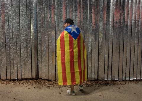 Demonstrant mit katalanischer Fahne in Barcelona