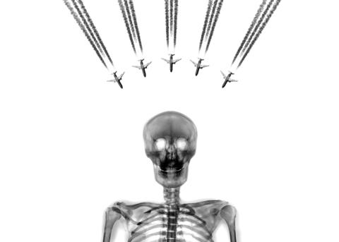 Illustration: Menschliches Skelett und Flieger mit Kondensstreifen